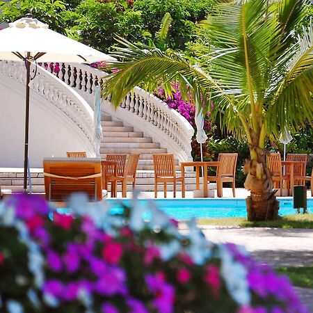 Hotel Nikko Alivila Йомітан Екстер'єр фото The swimming pool at the hotel