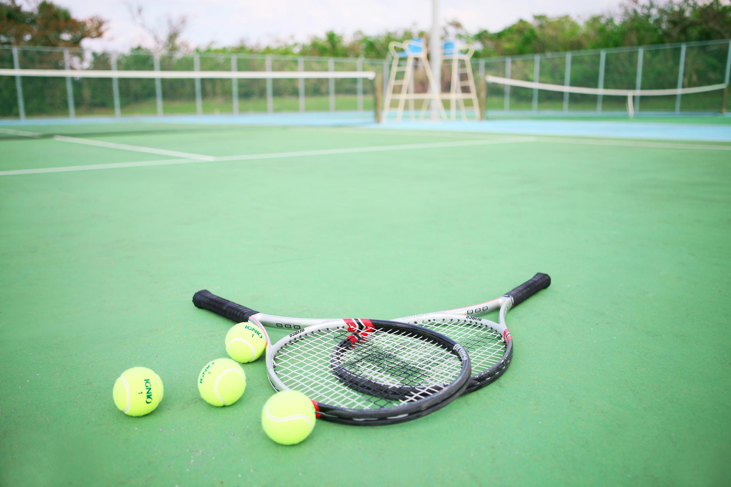 Hotel Nikko Alivila Йомітан Екстер'єр фото Tennis balls and racquets