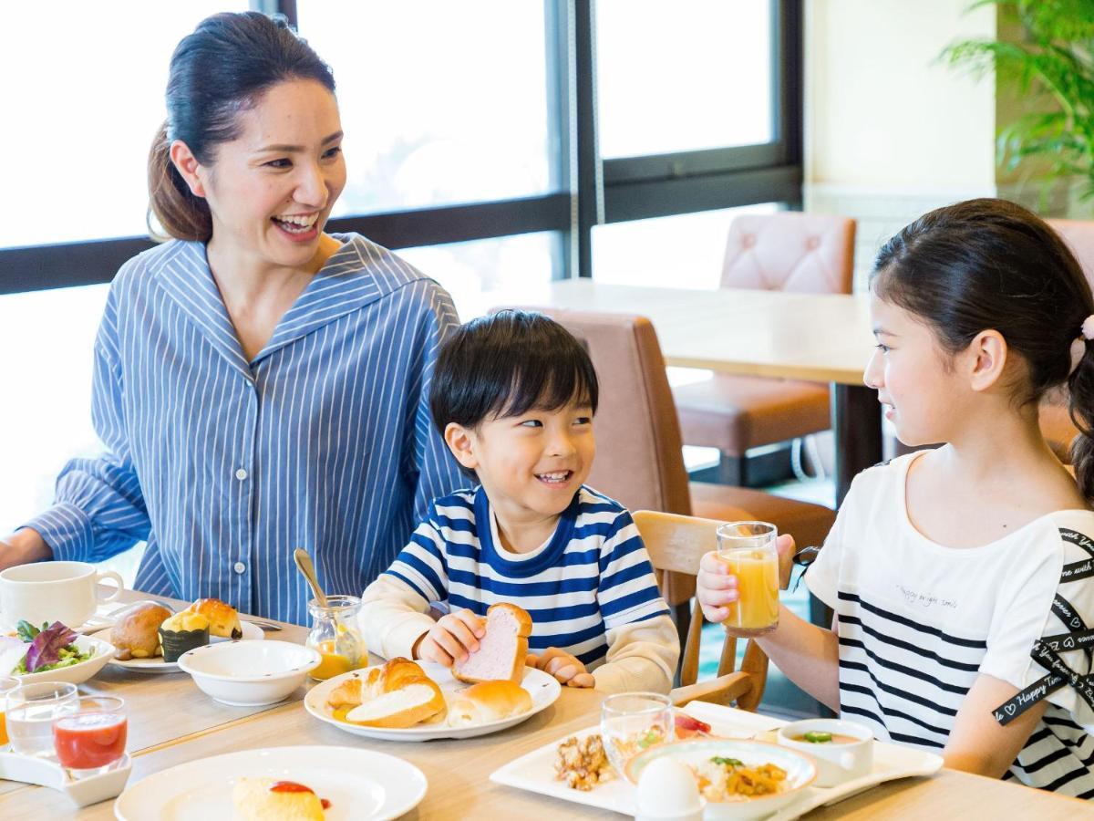 Hotel Nikko Alivila Йомітан Екстер'єр фото Family dining at a restaurant