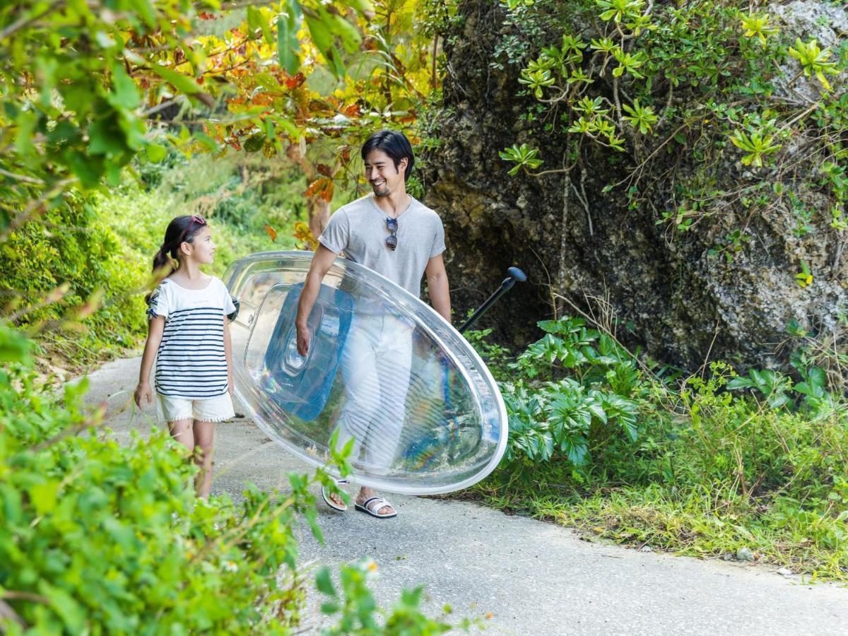 Hotel Nikko Alivila Йомітан Екстер'єр фото A couple walking with a bubble tent
