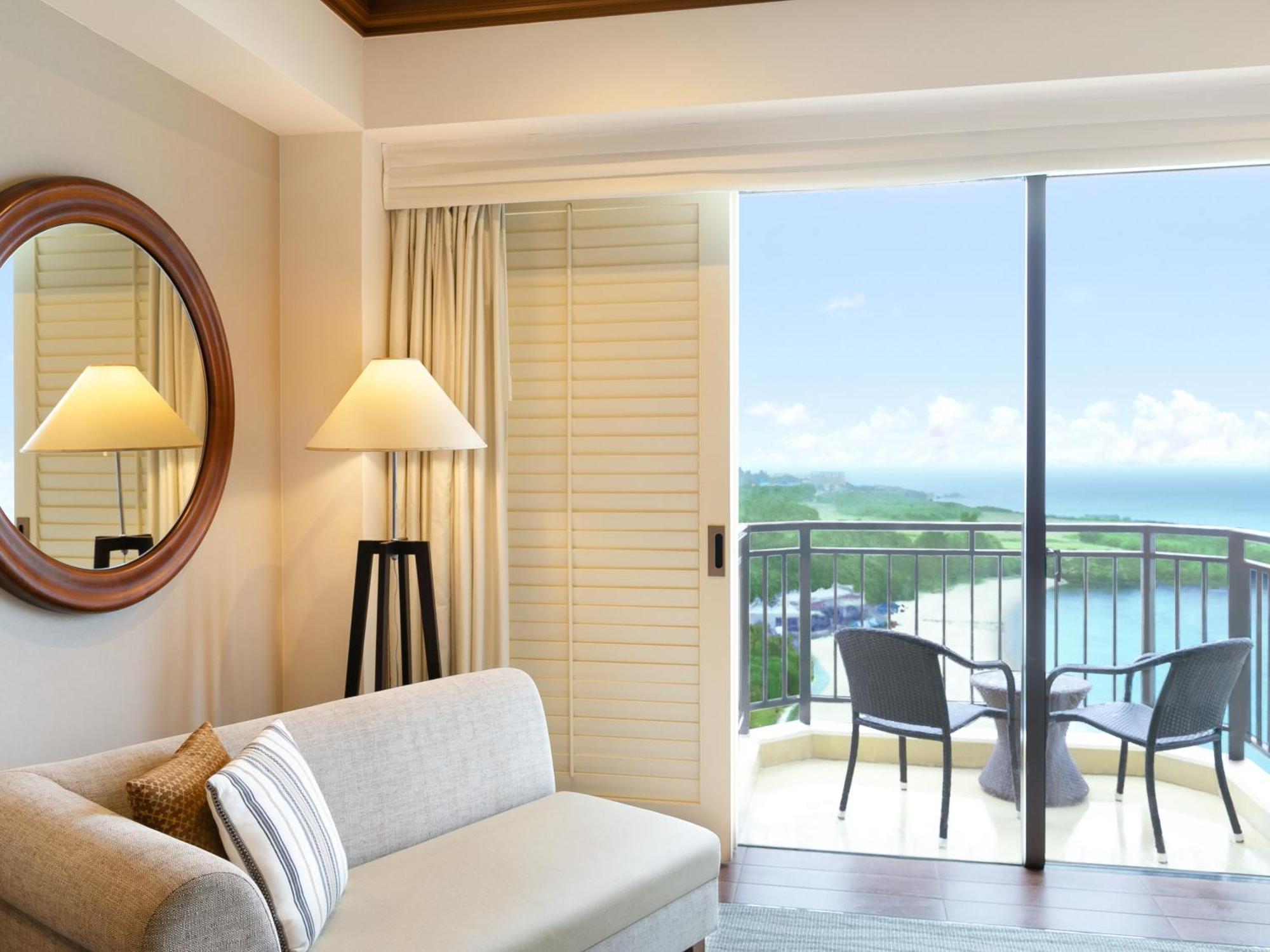 Hotel Nikko Alivila Йомітан Екстер'єр фото A room at the hotel