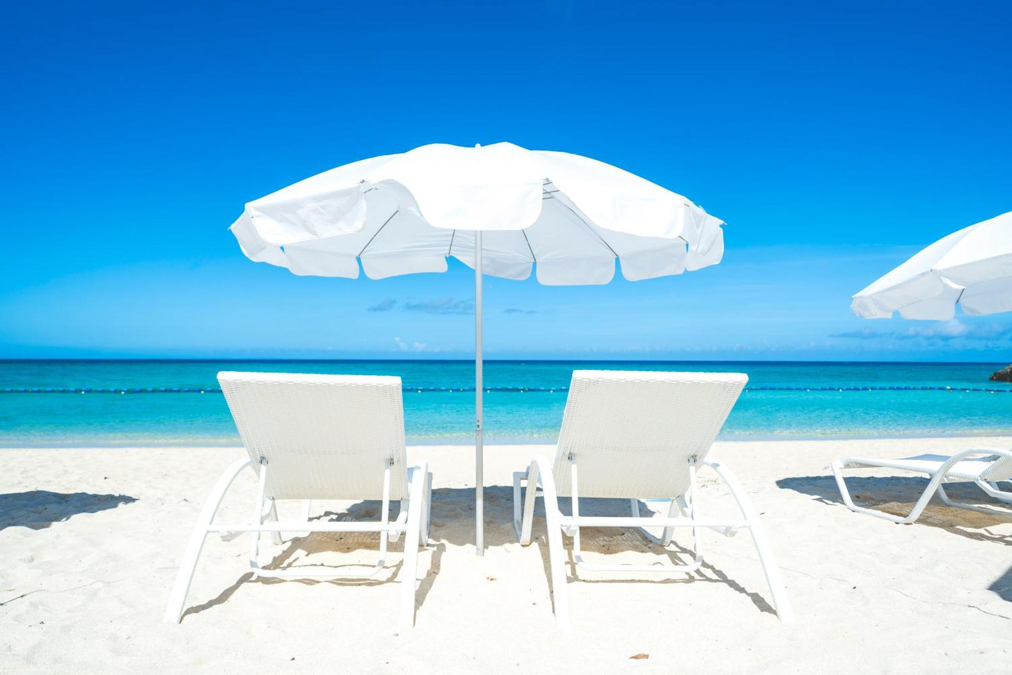 Hotel Nikko Alivila Йомітан Екстер'єр фото Beach chairs and umbrella