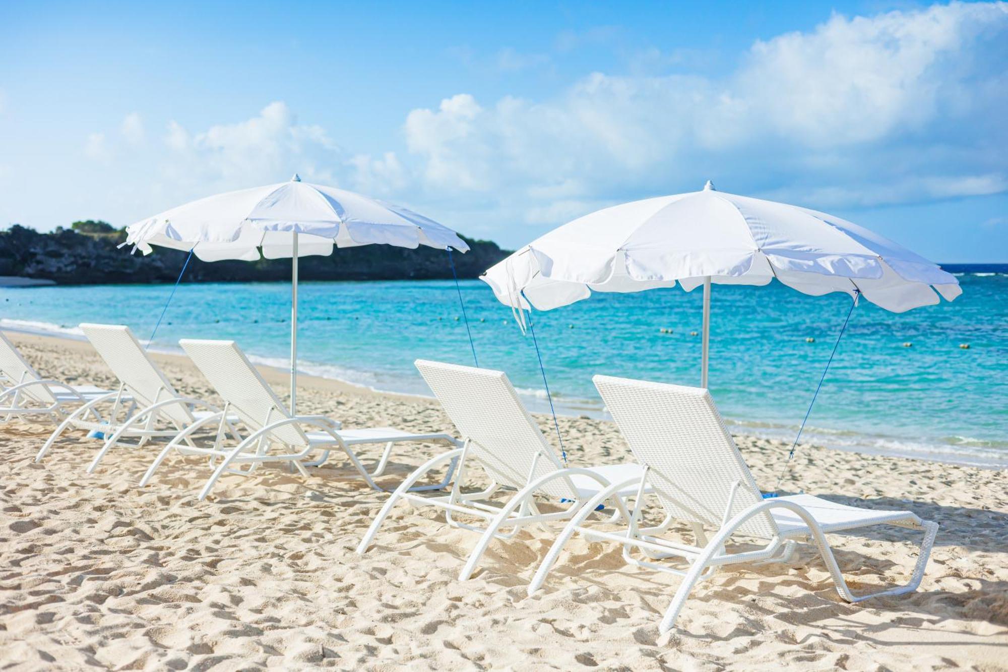 Hotel Nikko Alivila Йомітан Екстер'єр фото Beach chairs and umbrellas